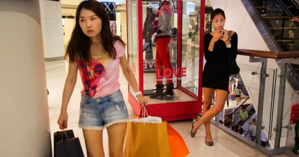 how to find a thai girlfriend at the shopping mall