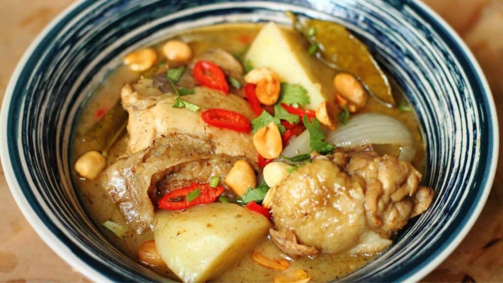 Gaeng Massaman is a green curry dish from Thailand, which is quite spicy and sweet at the same time. And is a popular dish sold at street food stalls