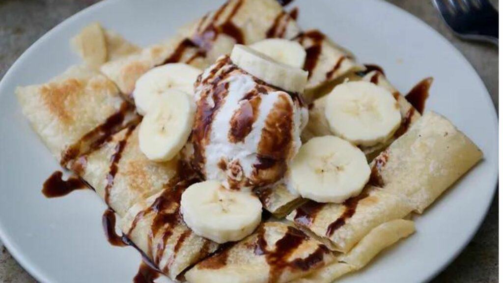 image of Thai Roti with banana and nutella, which is a popular sweet desert and can be bought at local street food vendors in Thailand