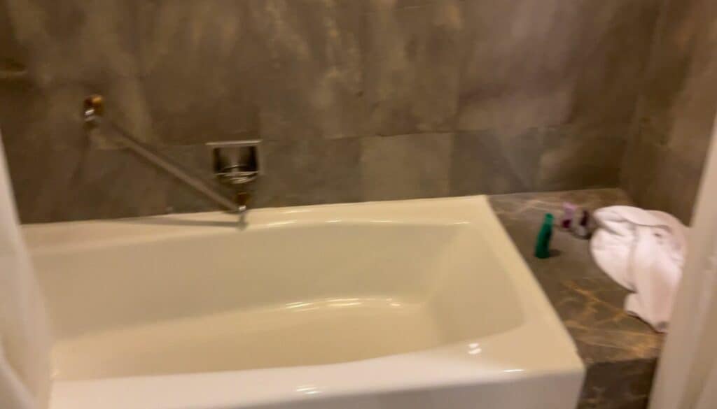 white bathtub in the grand fortune hotel bangkok